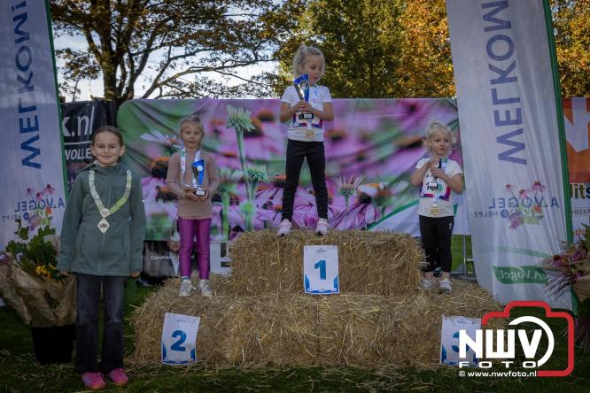 A.Vogelloop door de bossen op 't Harde  levert 17.000 euro op voor het Mooi Leven Huis in Zwolle. - © NWVFoto.nl