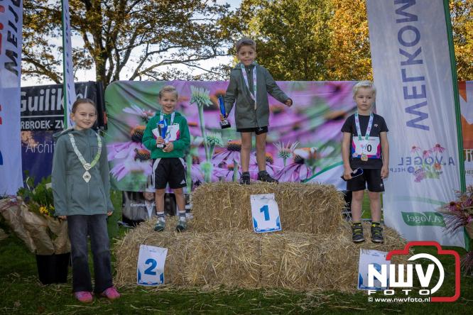 A.Vogelloop door de bossen op 't Harde  levert 17.000 euro op voor het Mooi Leven Huis in Zwolle. - © NWVFoto.nl