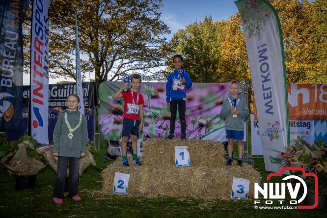 A.Vogelloop door de bossen op 't Harde  levert 17.000 euro op voor het Mooi Leven Huis in Zwolle. - © NWVFoto.nl