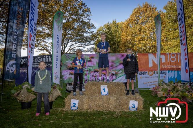A.Vogelloop door de bossen op 't Harde  levert 17.000 euro op voor het Mooi Leven Huis in Zwolle. - © NWVFoto.nl