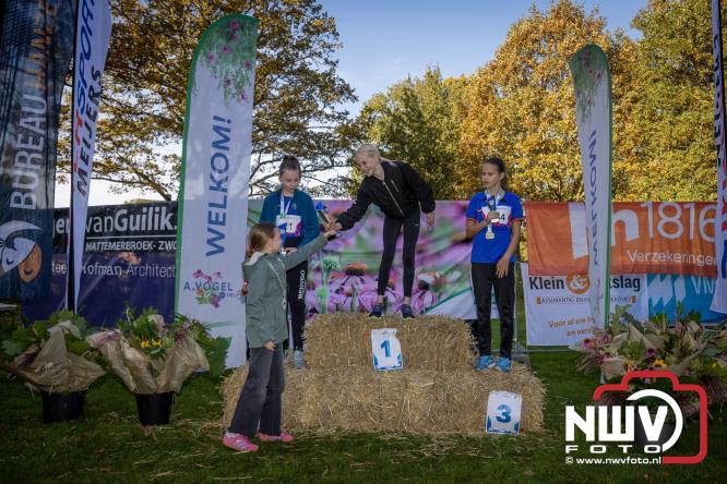 A.Vogelloop door de bossen op 't Harde  levert 17.000 euro op voor het Mooi Leven Huis in Zwolle. - © NWVFoto.nl