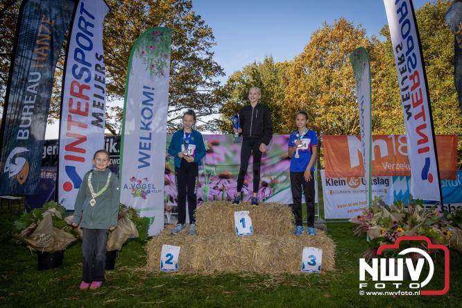 A.Vogelloop door de bossen op 't Harde  levert 17.000 euro op voor het Mooi Leven Huis in Zwolle. - © NWVFoto.nl