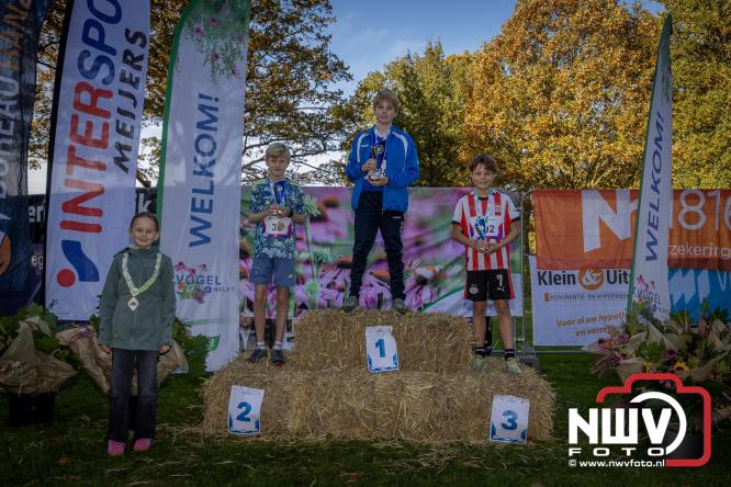 A.Vogelloop door de bossen op 't Harde  levert 17.000 euro op voor het Mooi Leven Huis in Zwolle. - © NWVFoto.nl