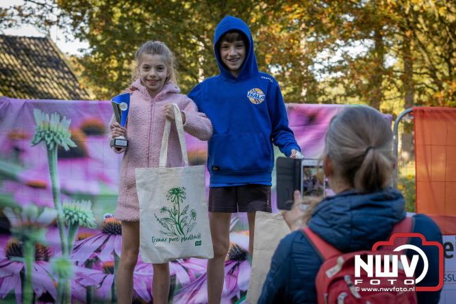 A.Vogelloop door de bossen op 't Harde  levert 17.000 euro op voor het Mooi Leven Huis in Zwolle. - © NWVFoto.nl