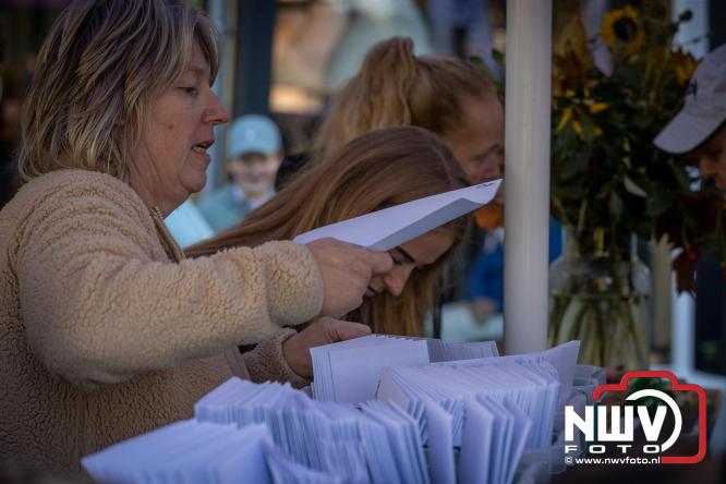 A.Vogelloop door de bossen op 't Harde  levert 17.000 euro op voor het Mooi Leven Huis in Zwolle. - © NWVFoto.nl
