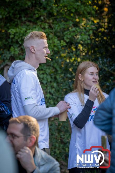 A.Vogelloop door de bossen op 't Harde  levert 17.000 euro op voor het Mooi Leven Huis in Zwolle. - © NWVFoto.nl