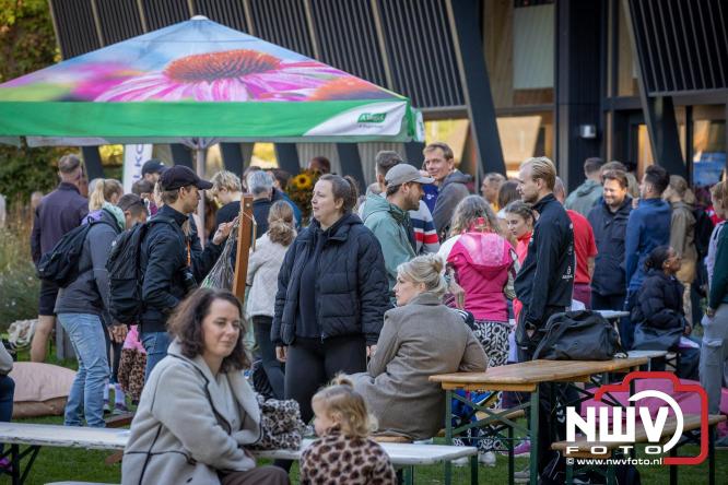 A.Vogelloop door de bossen op 't Harde  levert 17.000 euro op voor het Mooi Leven Huis in Zwolle. - © NWVFoto.nl