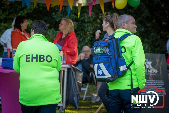 A.Vogelloop door de bossen op 't Harde  levert 17.000 euro op voor het Mooi Leven Huis in Zwolle. - © NWVFoto.nl