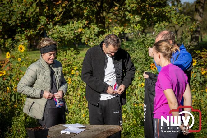 A.Vogelloop door de bossen op 't Harde  levert 17.000 euro op voor het Mooi Leven Huis in Zwolle. - © NWVFoto.nl