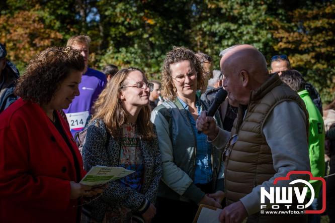 A.Vogelloop door de bossen op 't Harde  levert 17.000 euro op voor het Mooi Leven Huis in Zwolle. - © NWVFoto.nl