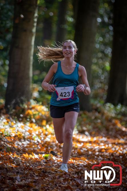 A.Vogelloop door de bossen op 't Harde  levert 17.000 euro op voor het Mooi Leven Huis in Zwolle. - © NWVFoto.nl