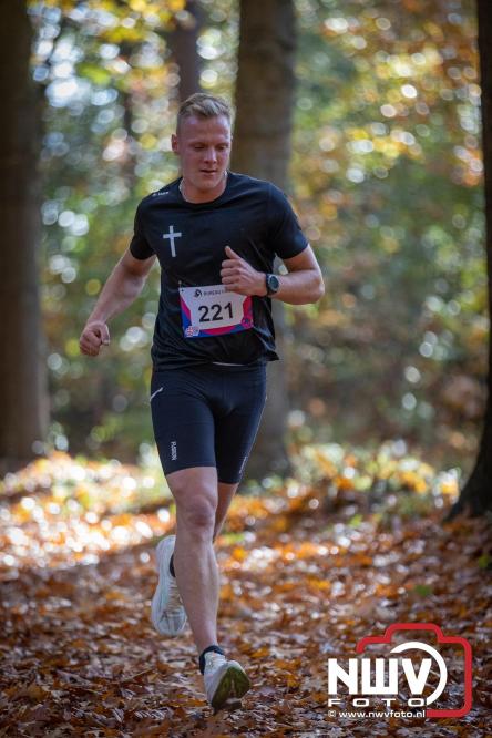 A.Vogelloop door de bossen op 't Harde  levert 17.000 euro op voor het Mooi Leven Huis in Zwolle. - © NWVFoto.nl