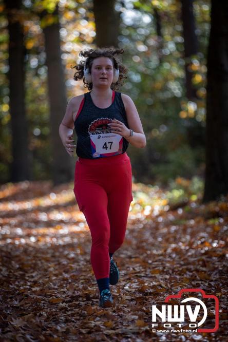 A.Vogelloop door de bossen op 't Harde  levert 17.000 euro op voor het Mooi Leven Huis in Zwolle. - © NWVFoto.nl