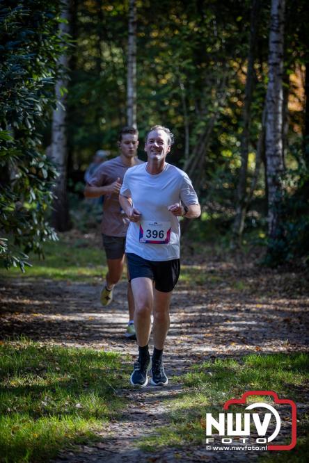 A.Vogelloop door de bossen op 't Harde  levert 17.000 euro op voor het Mooi Leven Huis in Zwolle. - © NWVFoto.nl