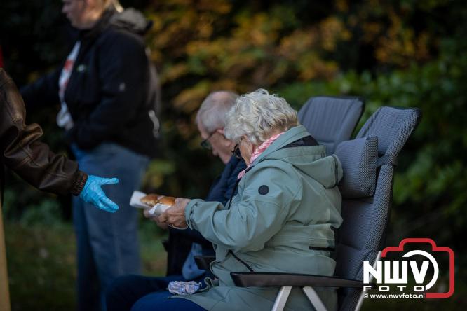 A.Vogelloop door de bossen op 't Harde  levert 17.000 euro op voor het Mooi Leven Huis in Zwolle. - © NWVFoto.nl