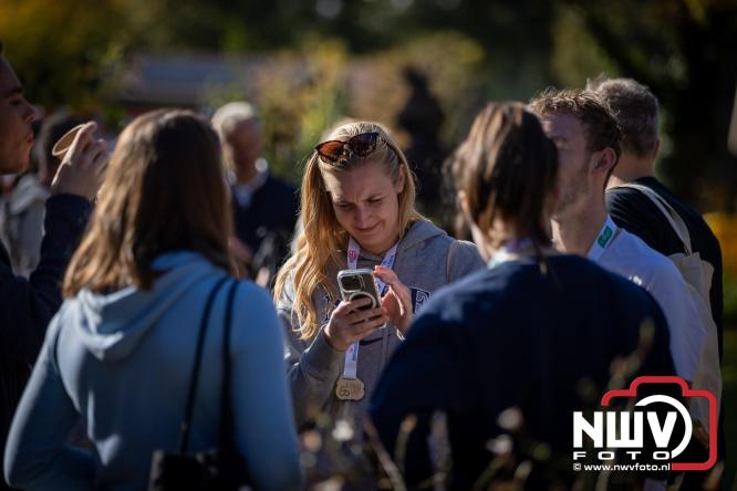 A.Vogelloop door de bossen op 't Harde  levert 17.000 euro op voor het Mooi Leven Huis in Zwolle. - © NWVFoto.nl