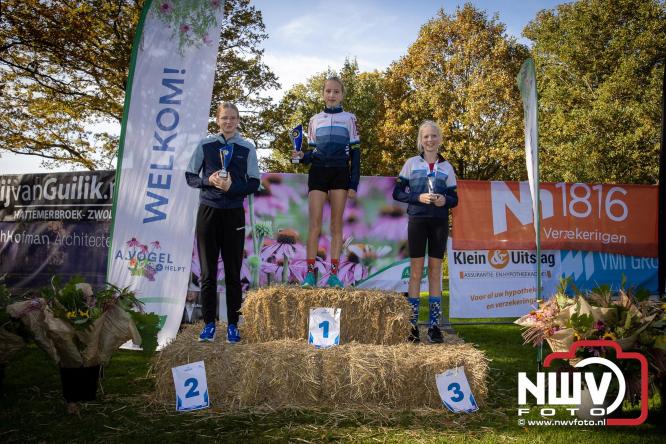 A.Vogelloop door de bossen op 't Harde  levert 17.000 euro op voor het Mooi Leven Huis in Zwolle. - © NWVFoto.nl