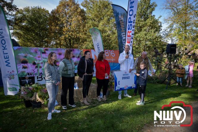 A.Vogelloop door de bossen op 't Harde  levert 17.000 euro op voor het Mooi Leven Huis in Zwolle. - © NWVFoto.nl