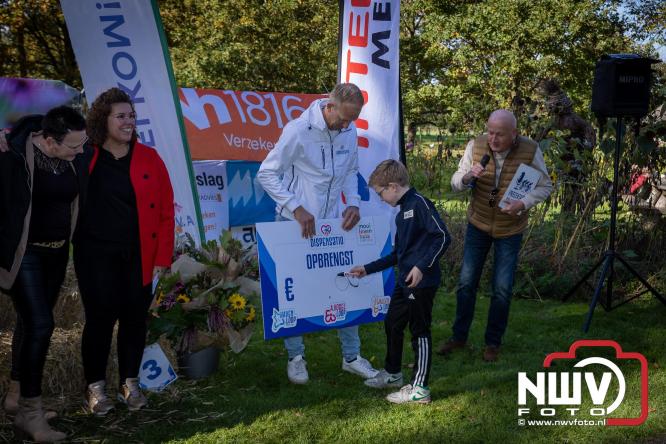 A.Vogelloop door de bossen op 't Harde  levert 17.000 euro op voor het Mooi Leven Huis in Zwolle. - © NWVFoto.nl