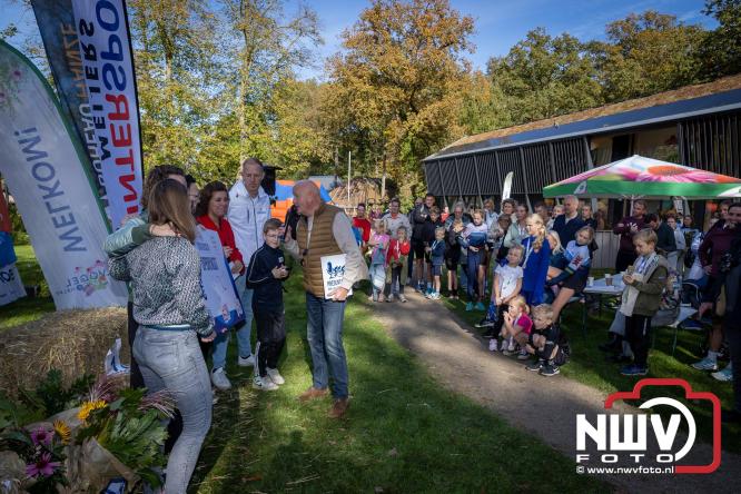 A.Vogelloop door de bossen op 't Harde  levert 17.000 euro op voor het Mooi Leven Huis in Zwolle. - © NWVFoto.nl