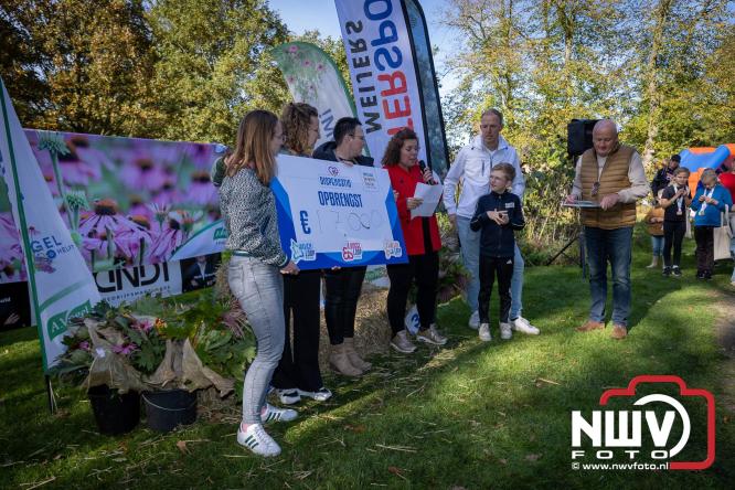 A.Vogelloop door de bossen op 't Harde  levert 17.000 euro op voor het Mooi Leven Huis in Zwolle. - © NWVFoto.nl