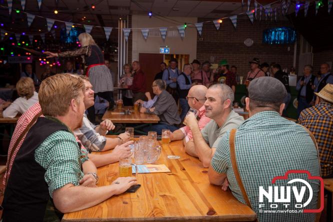 Jodel Thilly zorgde voor de nodige decibels tijdens het oktoberfeest in buurthuis Oostendorp. - © NWVFoto.nl