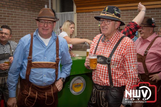 Jodel Thilly zorgde voor de nodige decibels tijdens het oktoberfeest in buurthuis Oostendorp. - © NWVFoto.nl