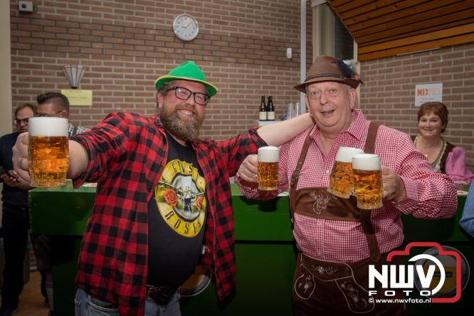 Jodel Thilly zorgde voor de nodige decibels tijdens het oktoberfeest in buurthuis Oostendorp. - © NWVFoto.nl