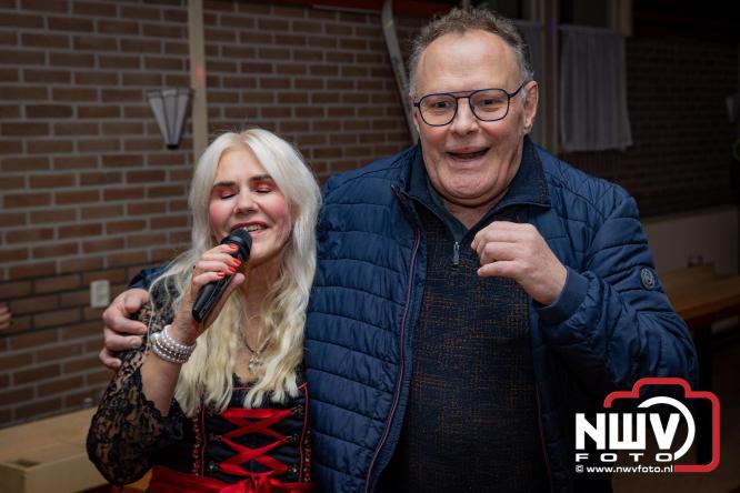 Jodel Thilly zorgde voor de nodige decibels tijdens het oktoberfeest in buurthuis Oostendorp. - © NWVFoto.nl