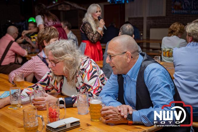 Jodel Thilly zorgde voor de nodige decibels tijdens het oktoberfeest in buurthuis Oostendorp. - © NWVFoto.nl