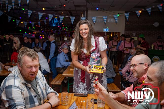 Jodel Thilly zorgde voor de nodige decibels tijdens het oktoberfeest in buurthuis Oostendorp. - © NWVFoto.nl