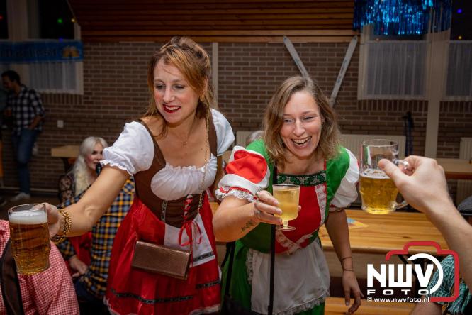Jodel Thilly zorgde voor de nodige decibels tijdens het oktoberfeest in buurthuis Oostendorp. - © NWVFoto.nl