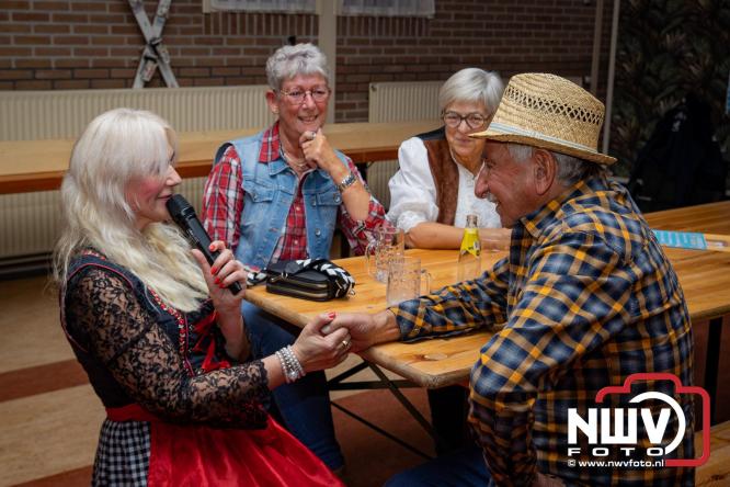 Jodel Thilly zorgde voor de nodige decibels tijdens het oktoberfeest in buurthuis Oostendorp. - © NWVFoto.nl