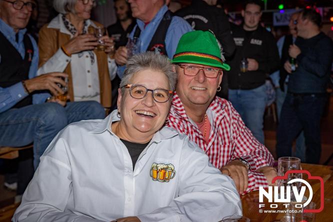 Jodel Thilly zorgde voor de nodige decibels tijdens het oktoberfeest in buurthuis Oostendorp. - © NWVFoto.nl