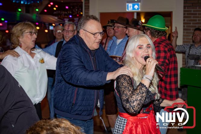 Jodel Thilly zorgde voor de nodige decibels tijdens het oktoberfeest in buurthuis Oostendorp. - © NWVFoto.nl