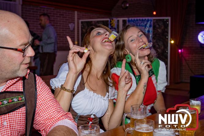 Jodel Thilly zorgde voor de nodige decibels tijdens het oktoberfeest in buurthuis Oostendorp. - © NWVFoto.nl