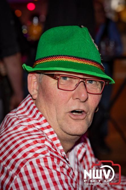 Jodel Thilly zorgde voor de nodige decibels tijdens het oktoberfeest in buurthuis Oostendorp. - © NWVFoto.nl