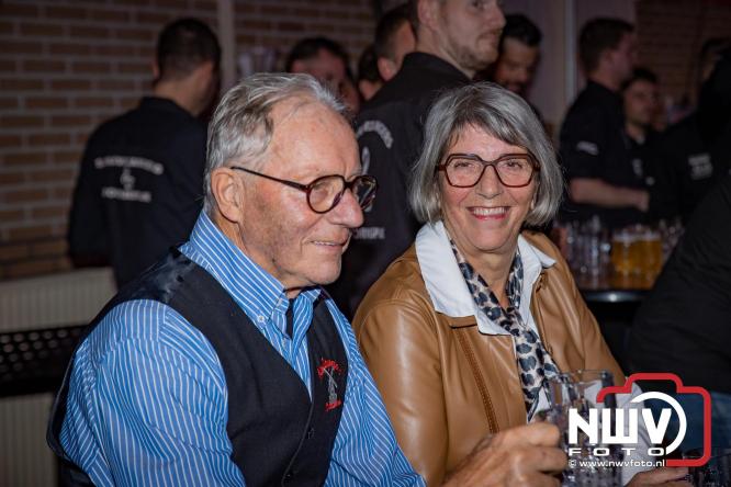Jodel Thilly zorgde voor de nodige decibels tijdens het oktoberfeest in buurthuis Oostendorp. - © NWVFoto.nl
