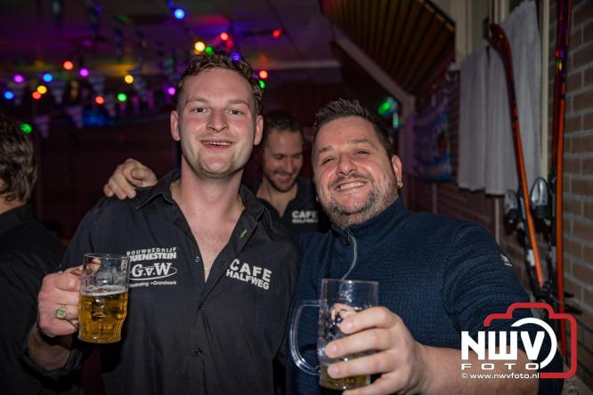 Jodel Thilly zorgde voor de nodige decibels tijdens het oktoberfeest in buurthuis Oostendorp. - © NWVFoto.nl
