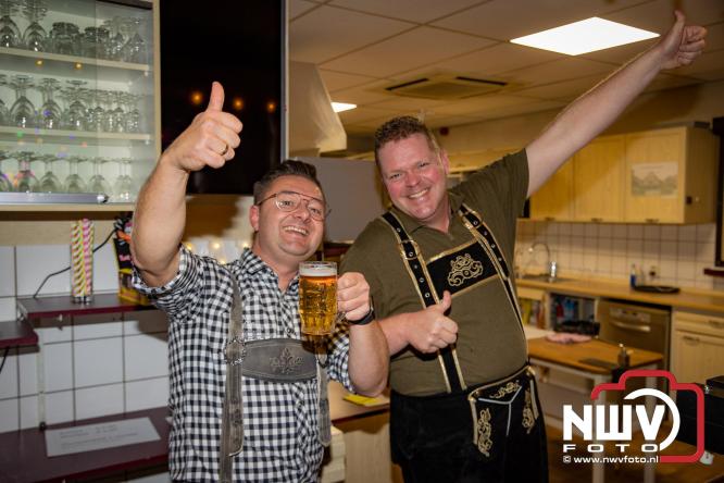 Jodel Thilly zorgde voor de nodige decibels tijdens het oktoberfeest in buurthuis Oostendorp. - © NWVFoto.nl