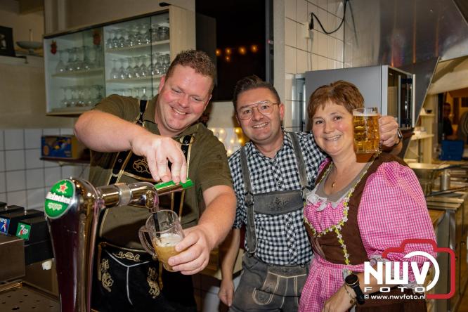 Jodel Thilly zorgde voor de nodige decibels tijdens het oktoberfeest in buurthuis Oostendorp. - © NWVFoto.nl