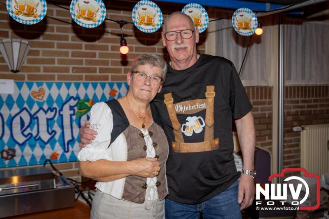 Jodel Thilly zorgde voor de nodige decibels tijdens het oktoberfeest in buurthuis Oostendorp. - © NWVFoto.nl