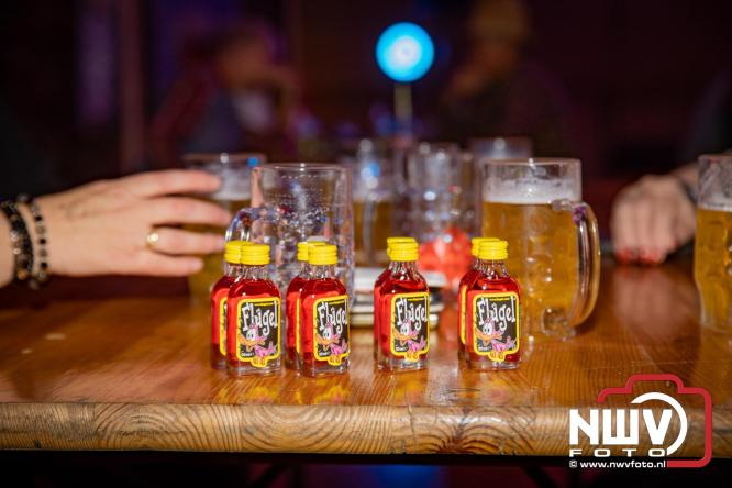 Jodel Thilly zorgde voor de nodige decibels tijdens het oktoberfeest in buurthuis Oostendorp. - © NWVFoto.nl