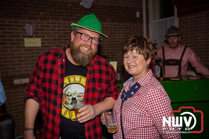Jodel Thilly zorgde voor de nodige decibels tijdens het oktoberfeest in buurthuis Oostendorp. - © NWVFoto.nl