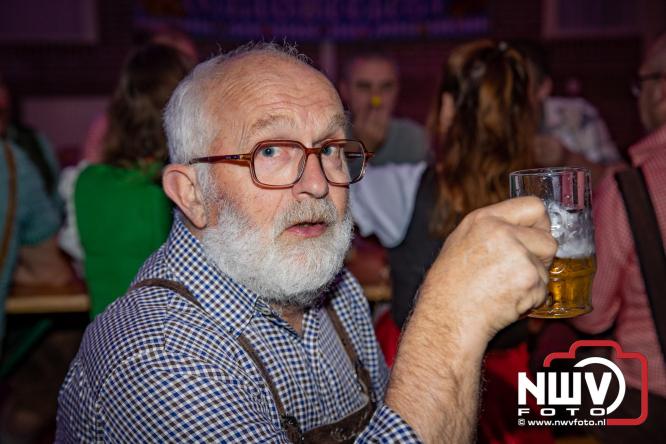 Jodel Thilly zorgde voor de nodige decibels tijdens het oktoberfeest in buurthuis Oostendorp. - © NWVFoto.nl