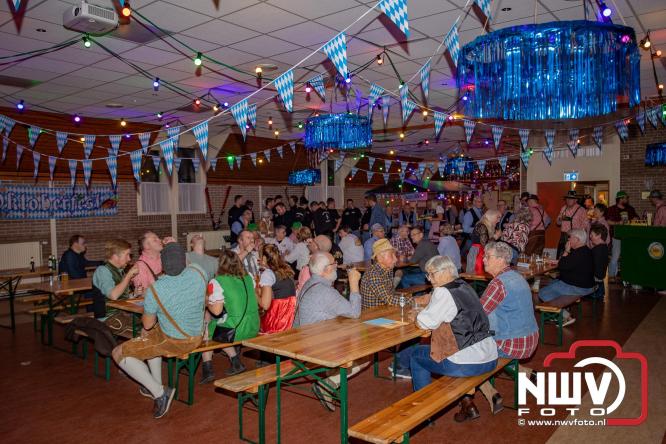 Jodel Thilly zorgde voor de nodige decibels tijdens het oktoberfeest in buurthuis Oostendorp. - © NWVFoto.nl