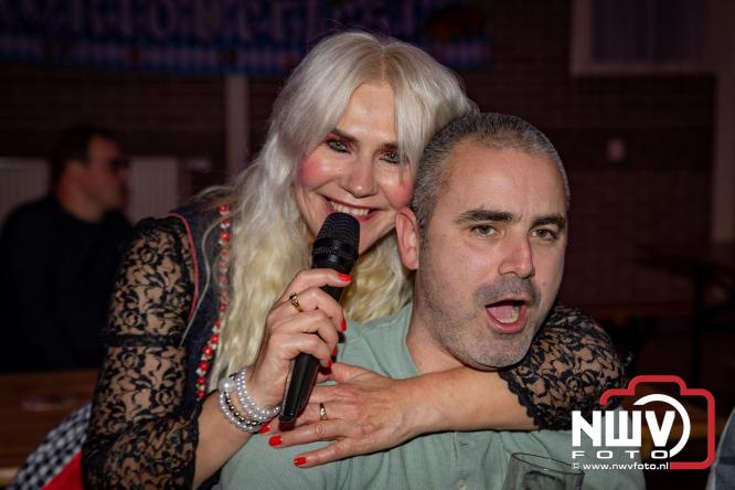 Jodel Thilly zorgde voor de nodige decibels tijdens het oktoberfeest in buurthuis Oostendorp. - © NWVFoto.nl