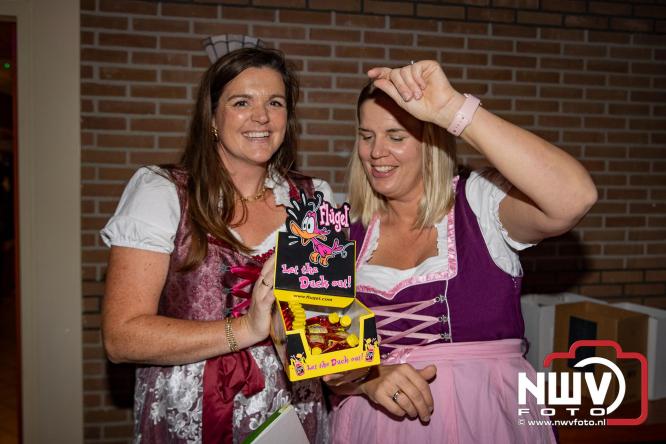 Jodel Thilly zorgde voor de nodige decibels tijdens het oktoberfeest in buurthuis Oostendorp. - © NWVFoto.nl