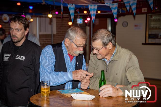 Jodel Thilly zorgde voor de nodige decibels tijdens het oktoberfeest in buurthuis Oostendorp. - © NWVFoto.nl