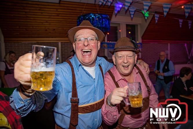 Jodel Thilly zorgde voor de nodige decibels tijdens het oktoberfeest in buurthuis Oostendorp. - © NWVFoto.nl